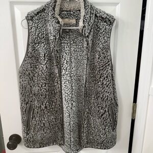 Thread & Supply Black and White Sherpa Vest